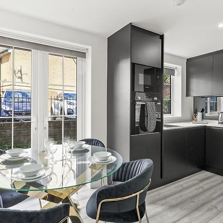 Elegant Apartments In Staines L Free Onsite Parking Стейнс Экстерьер фото