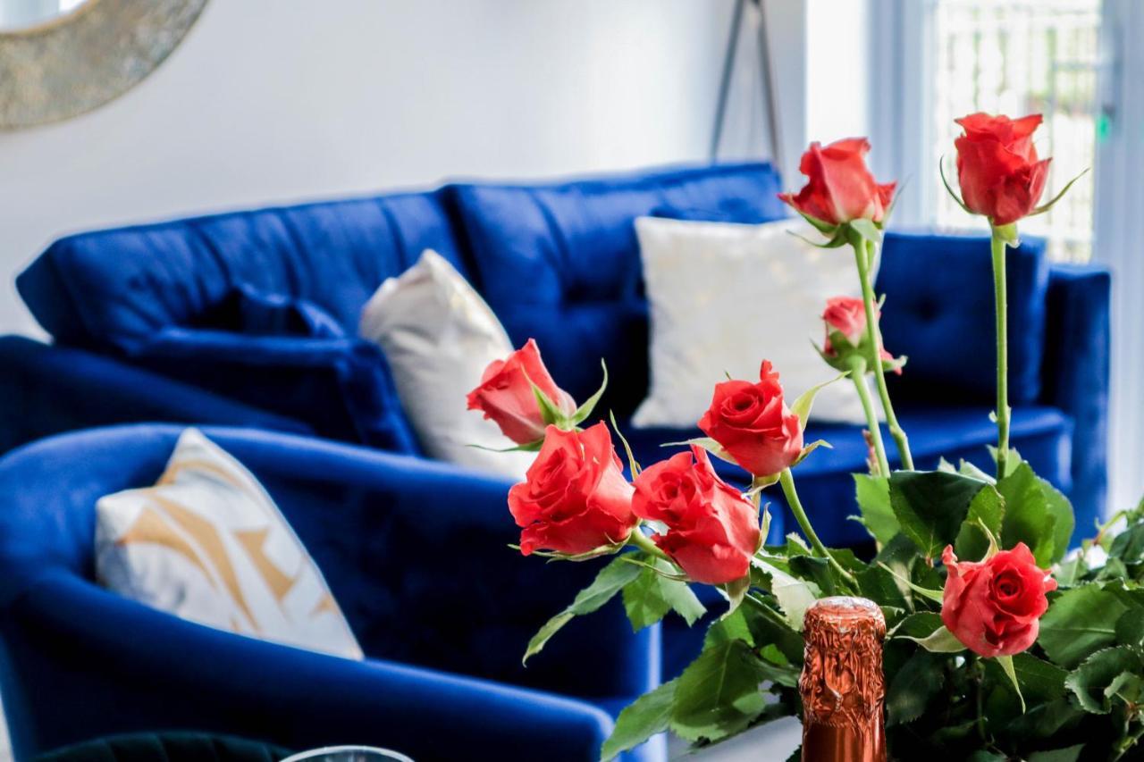Elegant Apartments In Staines L Free Onsite Parking Стейнс Экстерьер фото