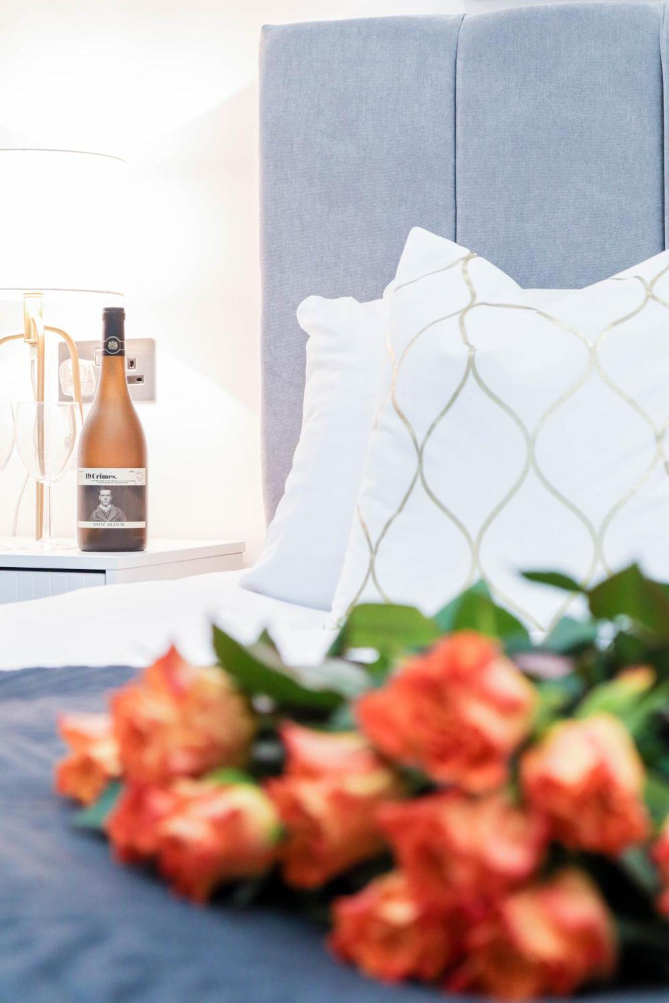Elegant Apartments In Staines L Free Onsite Parking Стейнс Экстерьер фото