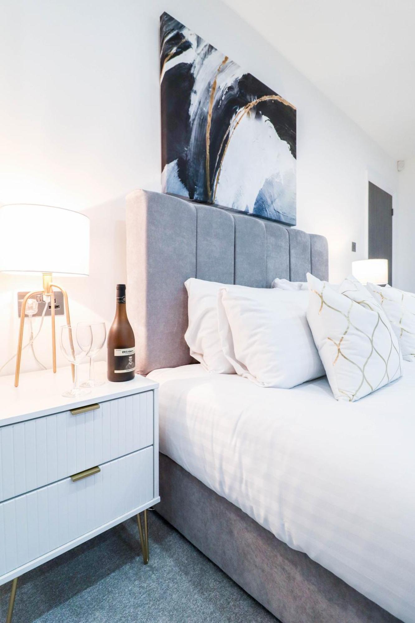 Elegant Apartments In Staines L Free Onsite Parking Стейнс Экстерьер фото