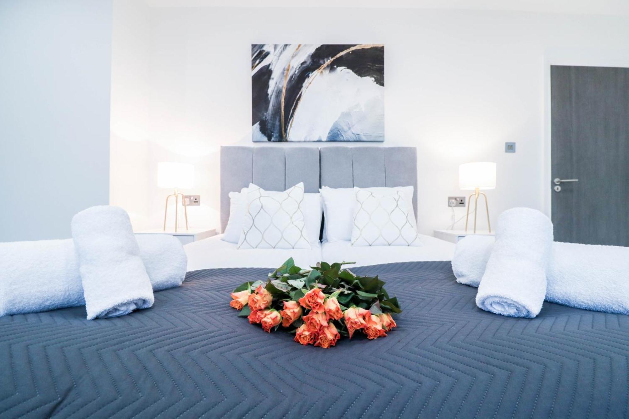 Elegant Apartments In Staines L Free Onsite Parking Стейнс Экстерьер фото