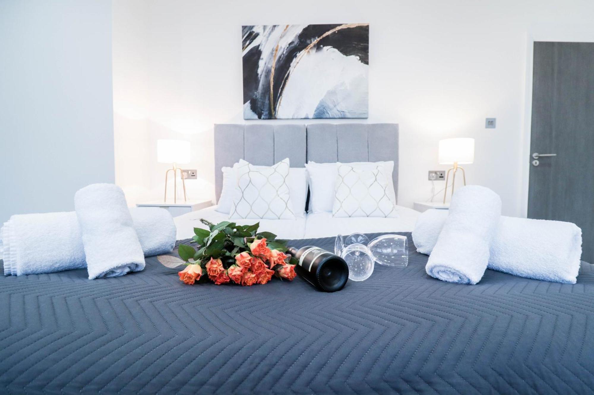 Elegant Apartments In Staines L Free Onsite Parking Стейнс Экстерьер фото