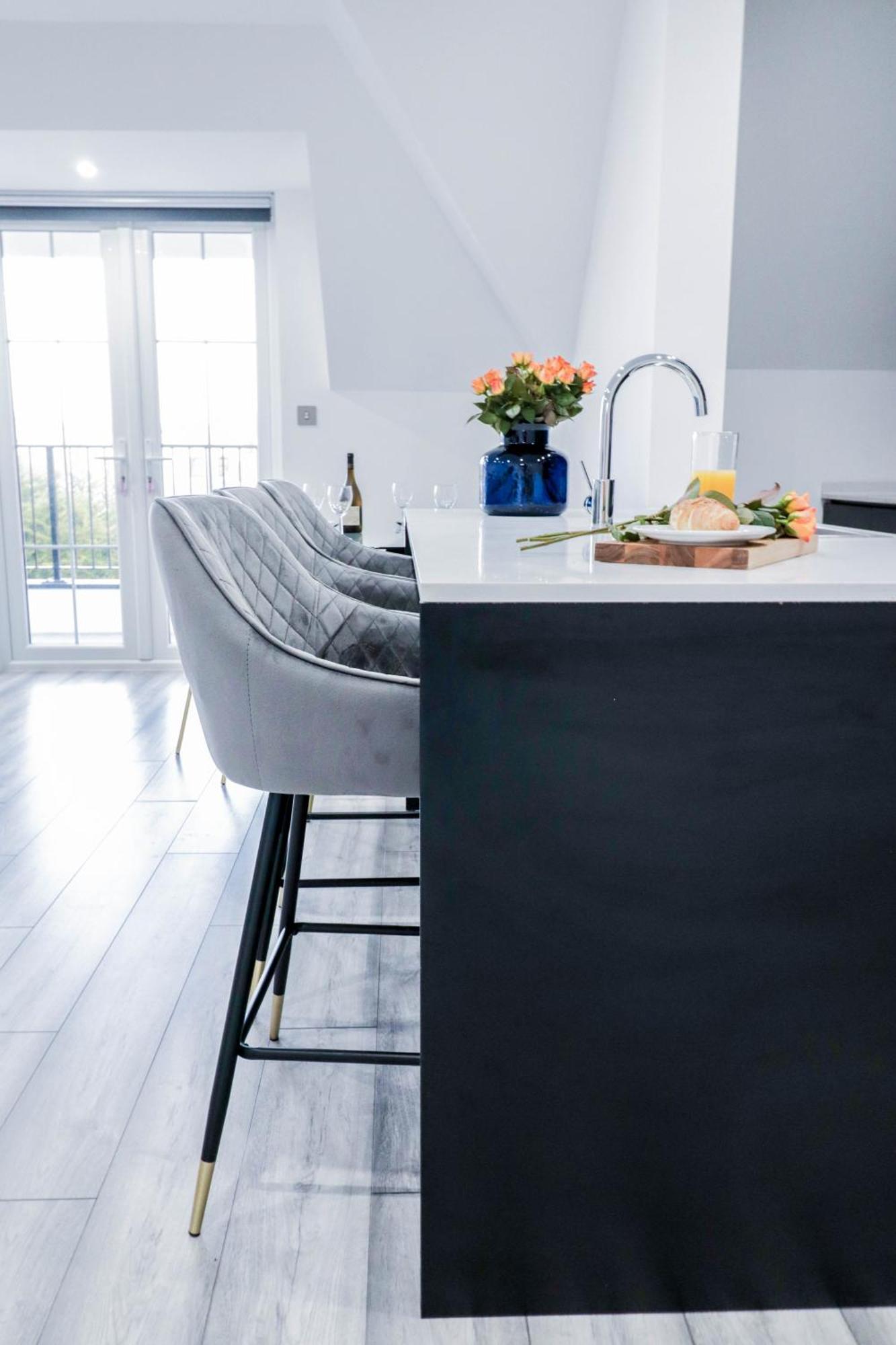 Elegant Apartments In Staines L Free Onsite Parking Стейнс Экстерьер фото