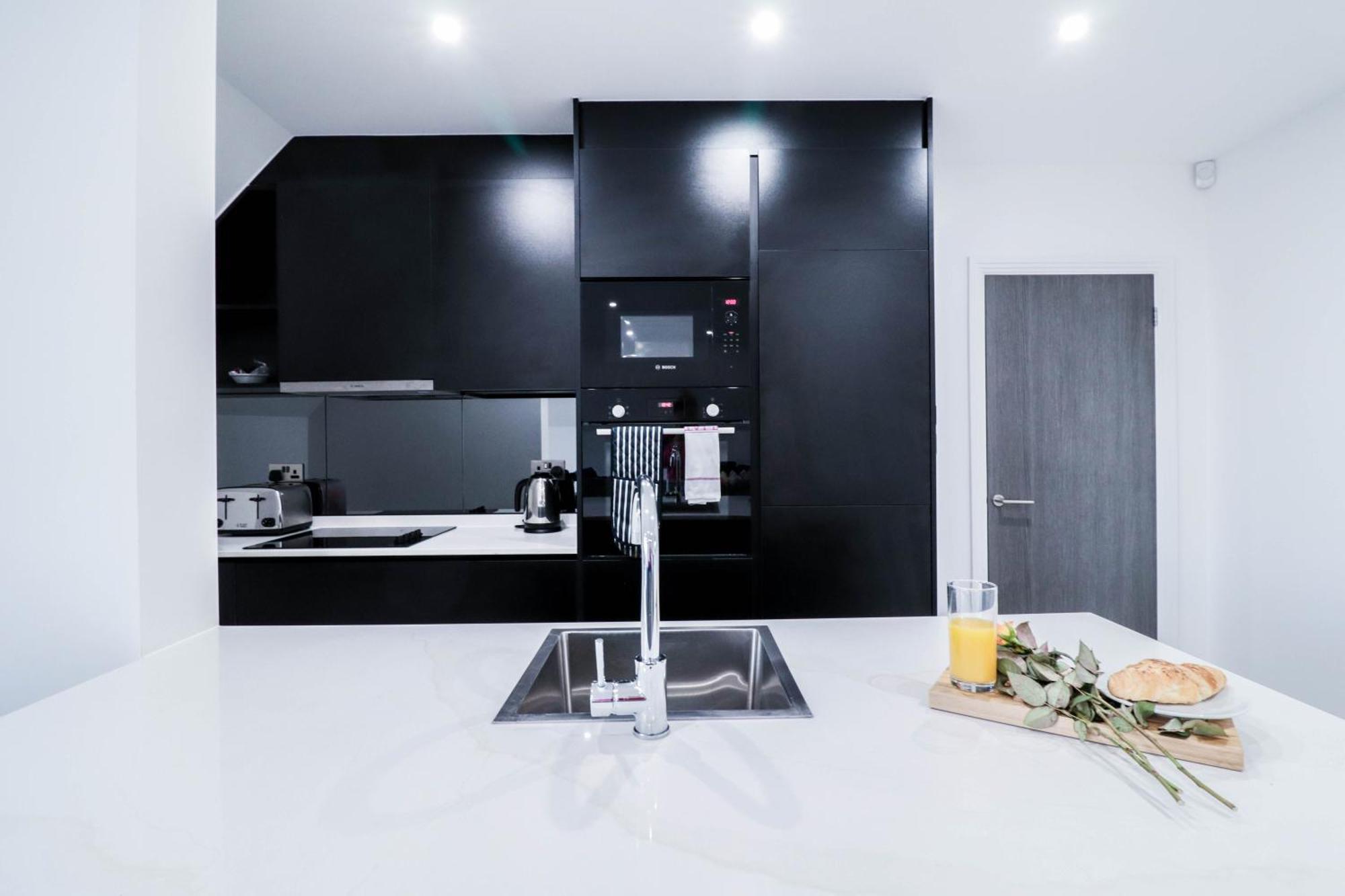 Elegant Apartments In Staines L Free Onsite Parking Стейнс Экстерьер фото