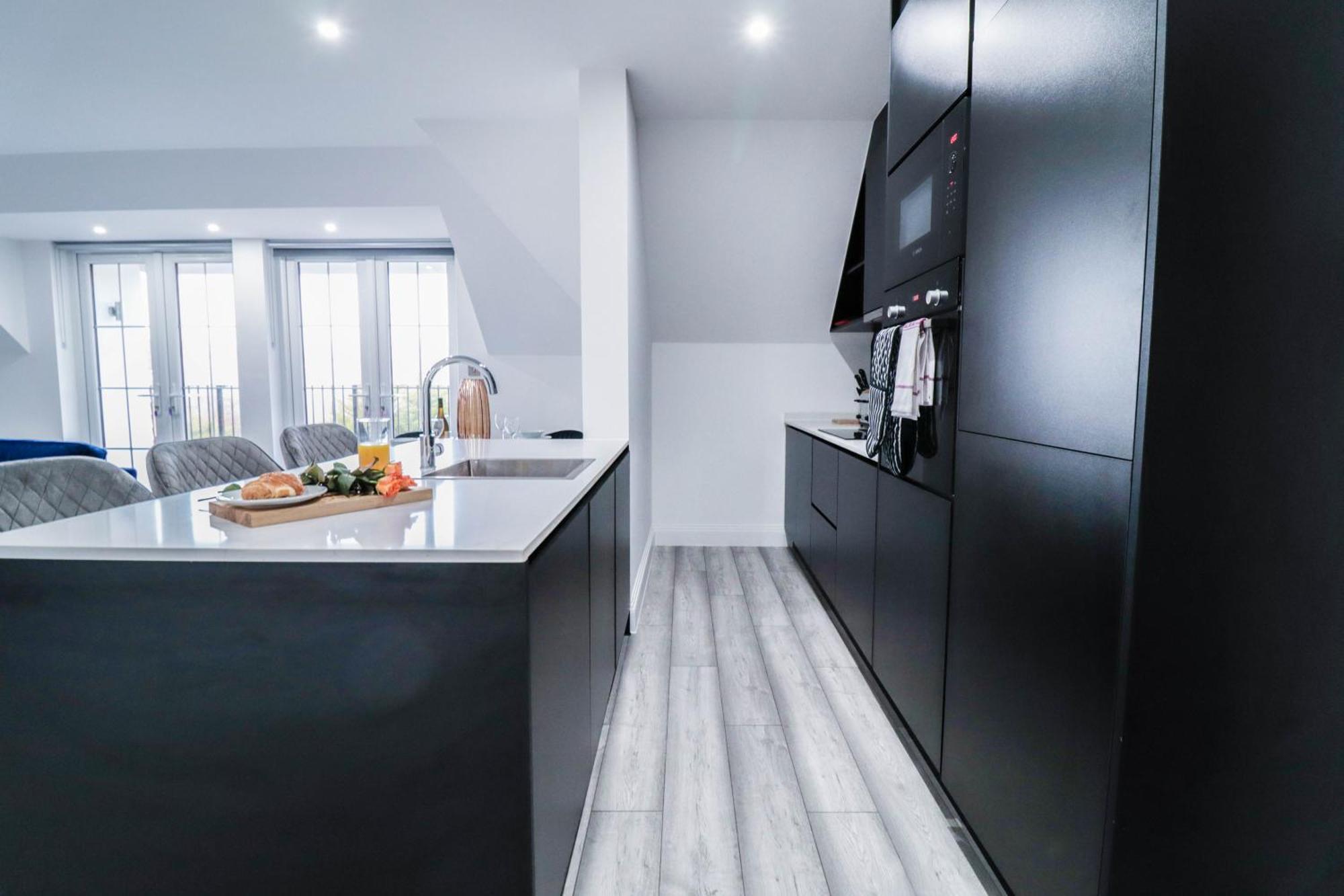 Elegant Apartments In Staines L Free Onsite Parking Стейнс Экстерьер фото