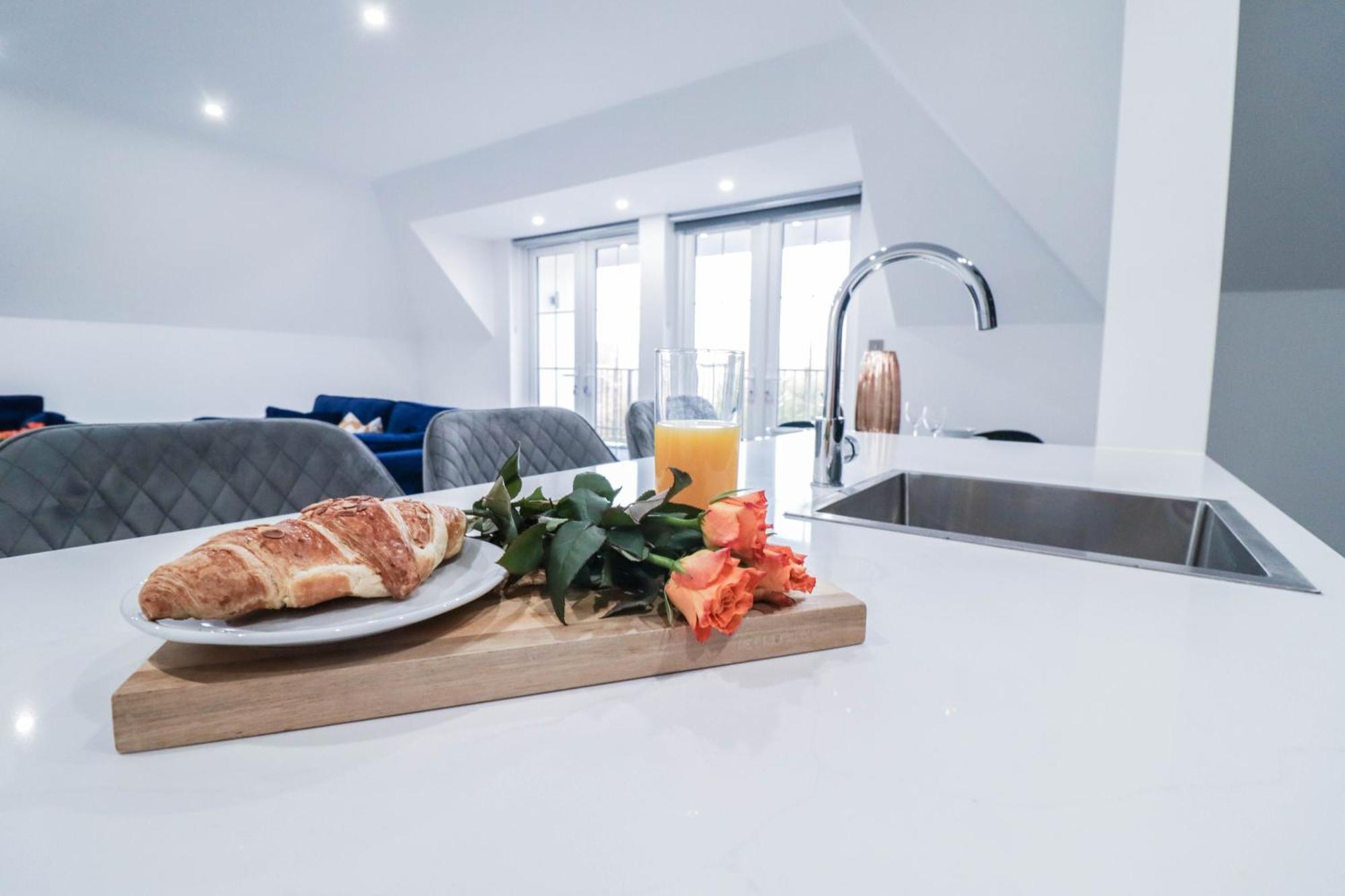 Elegant Apartments In Staines L Free Onsite Parking Стейнс Экстерьер фото